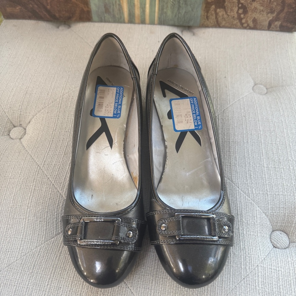 Anne Klein Grey Flats with Glossy Toe! Size 8M